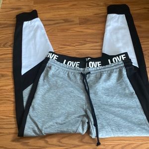 Very cute sweatpants 🌺